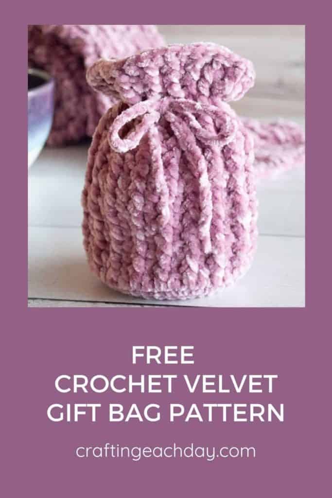 photo of velvet yarn gift bag and text reading free crochet velvet gift bag pattern