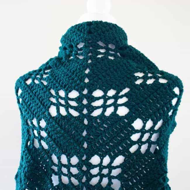 close up of back of shawl